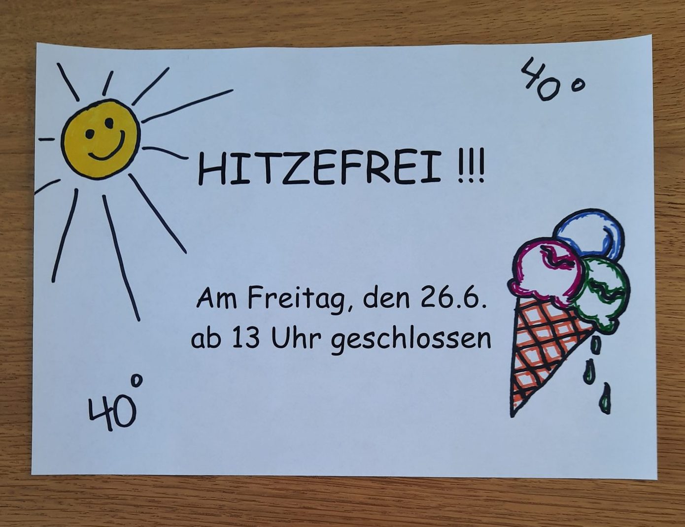 Schild mit Hitzefrei und schmelzendem Eis