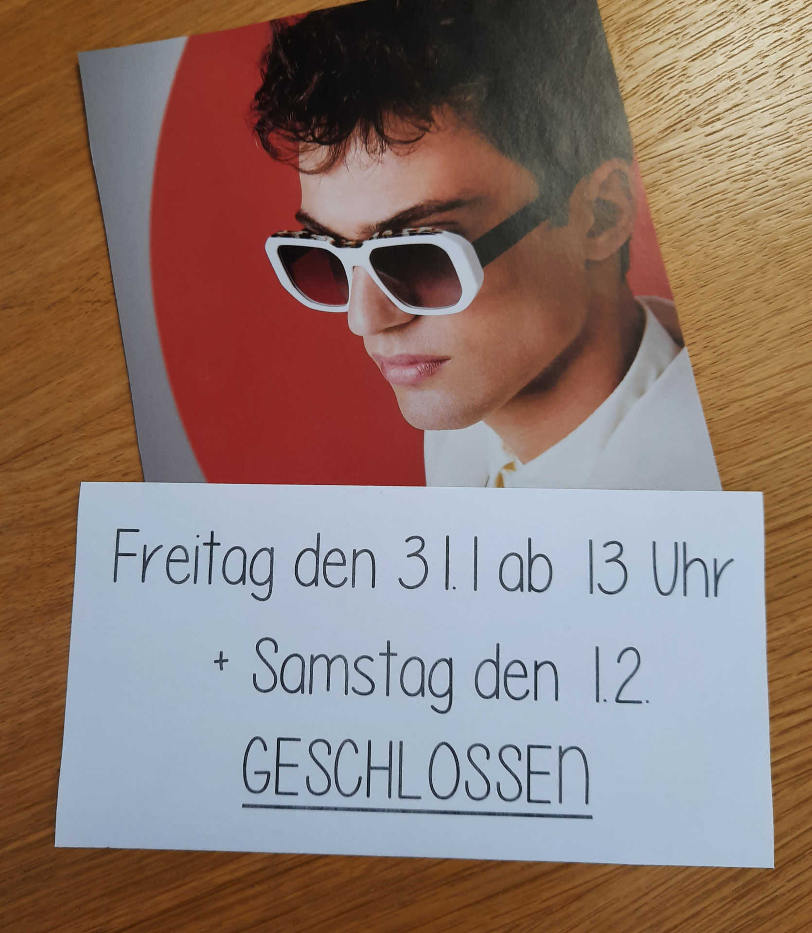 Plakat mit Schließen-Zeiten: 31.1. und 1.2.