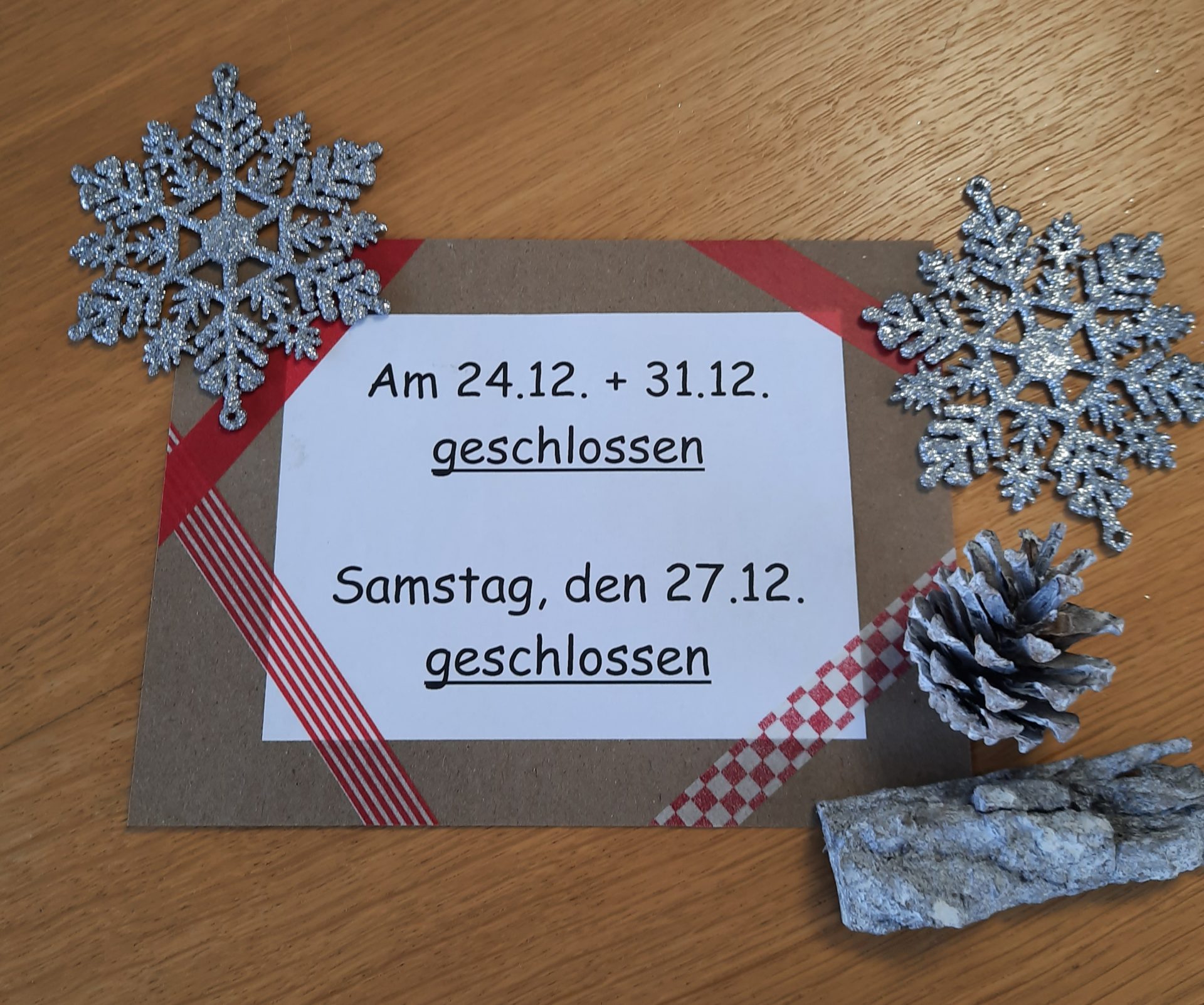 Geschlossen an Feiertagen, dekorativer Hinweis.