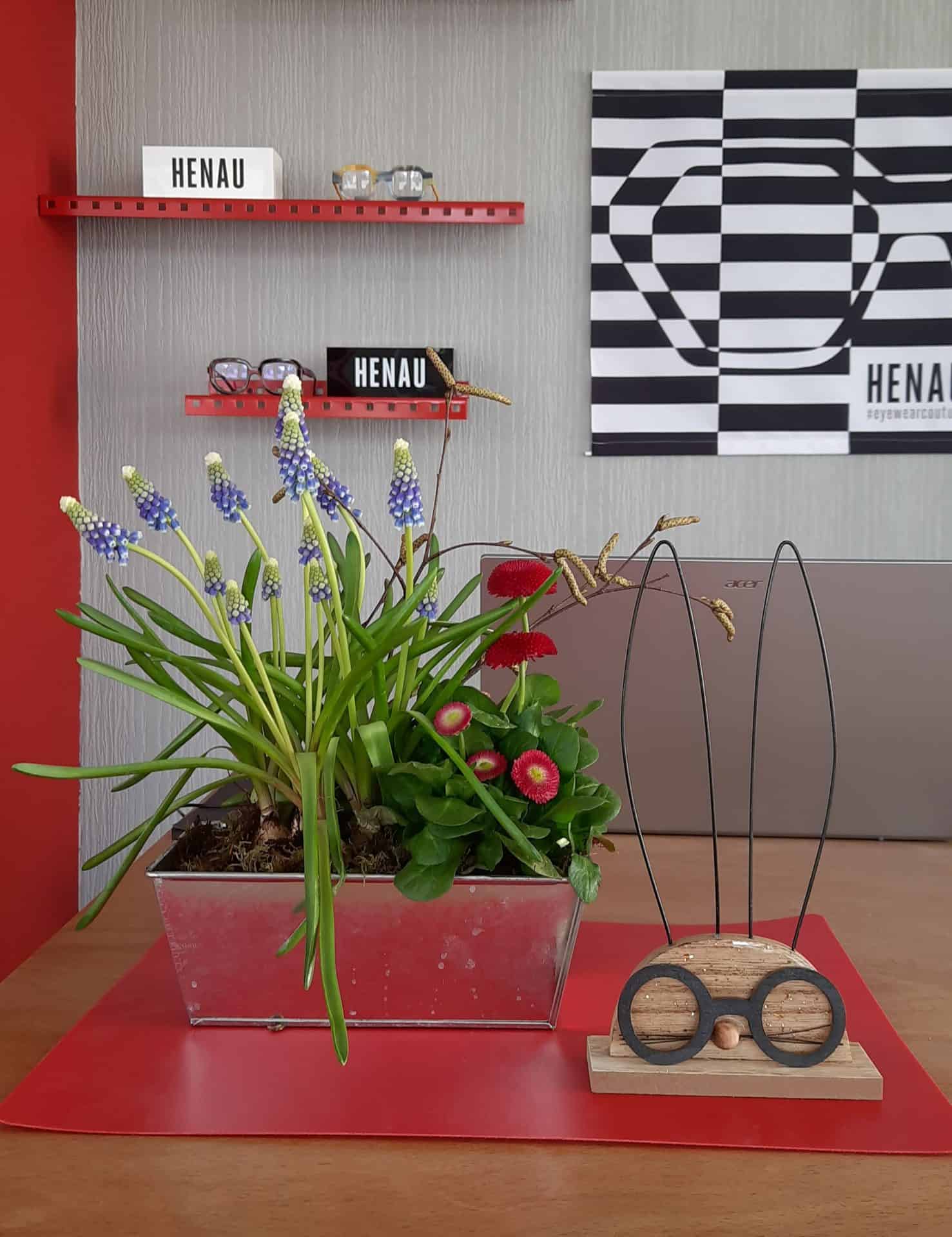 Blumen mit Brillendekoration auf rotem Tisch