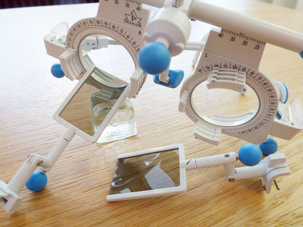 Justierbarer Augenoptik-Testrahmen auf Holztisch