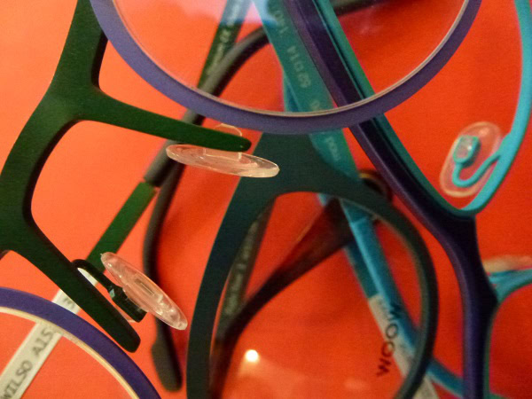 Bunte Brillengestelle vor rotem Hintergrund