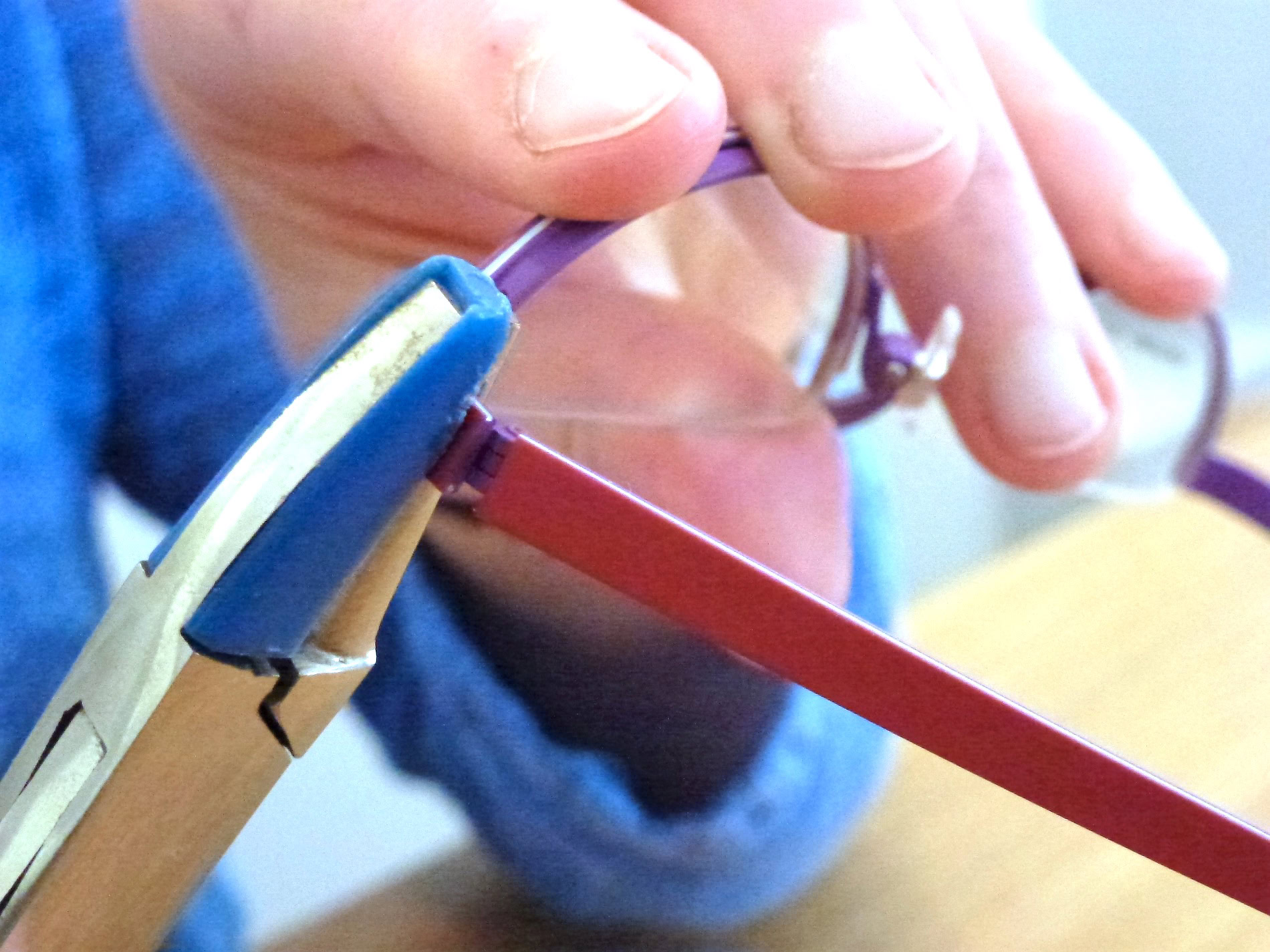 Brille wird mit Werkzeug repariert