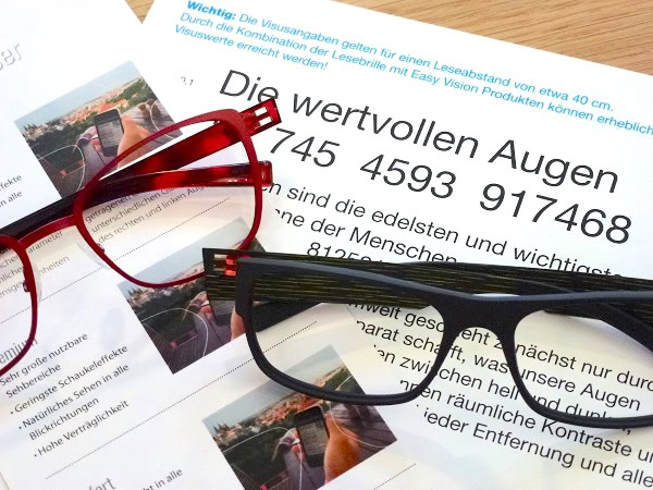 Zwei Brillen liegen auf einem Dokument.