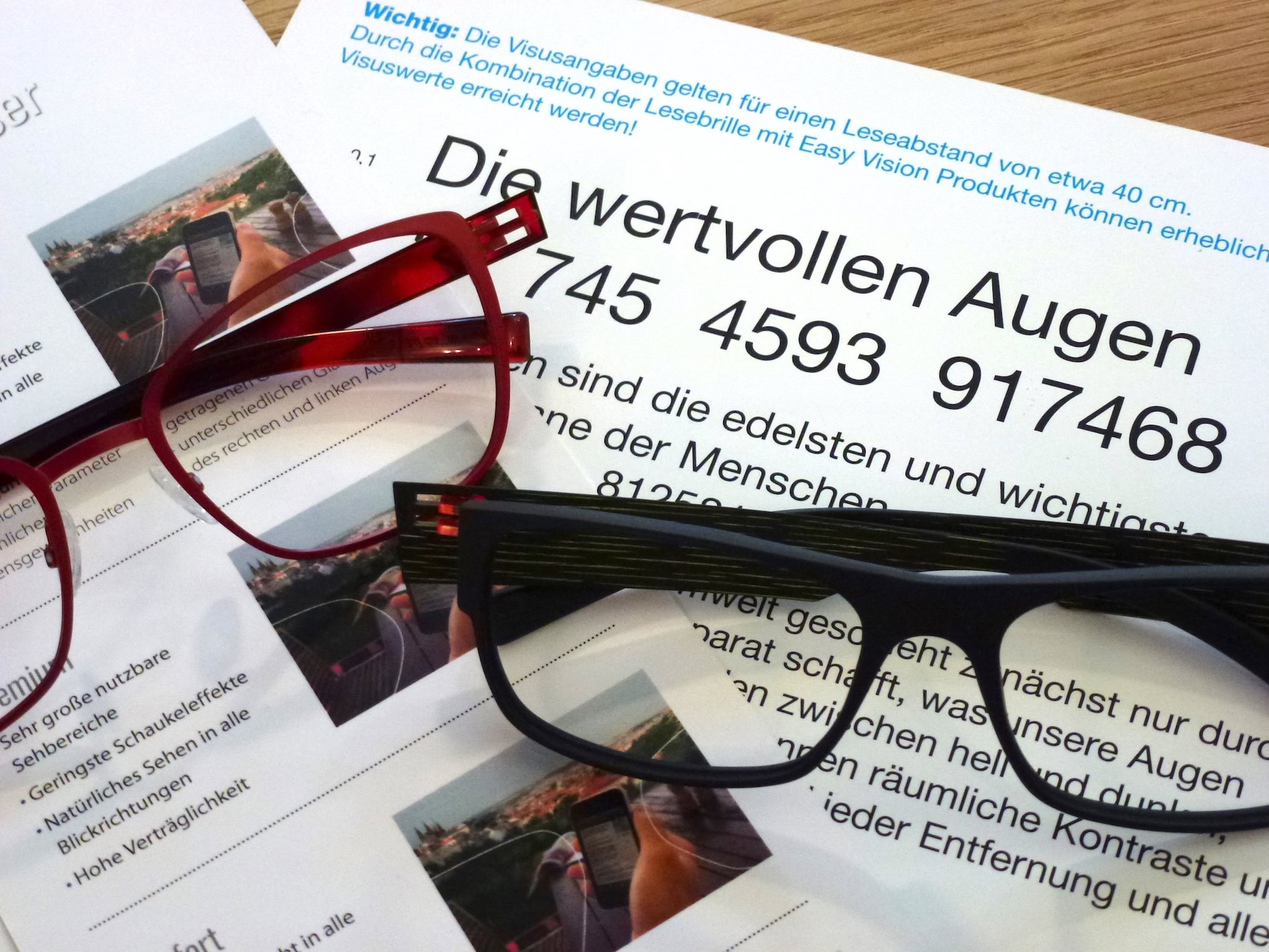 Zwei Brillen auf Informationsblättern über Sehstärke