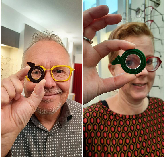 Zwei Personen mit Brillengläsern in der Hand.